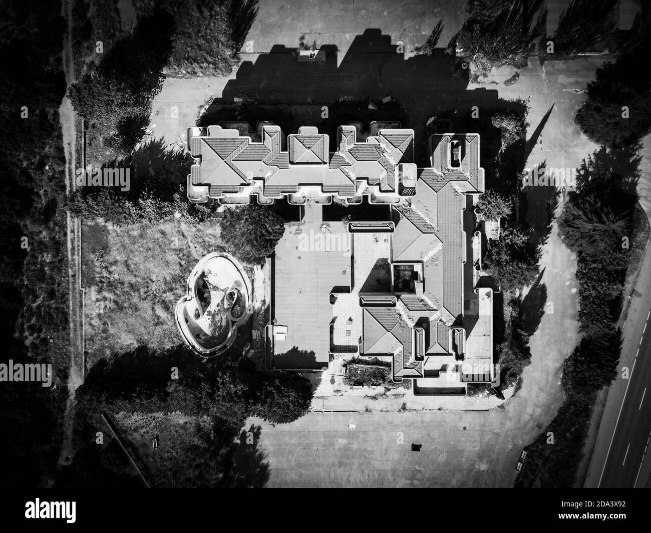 Aerial view of the ruins of a once-famous brutalist hotel close to Alarcon in Cuenca, Castilla-La Mancha. Stock Photo