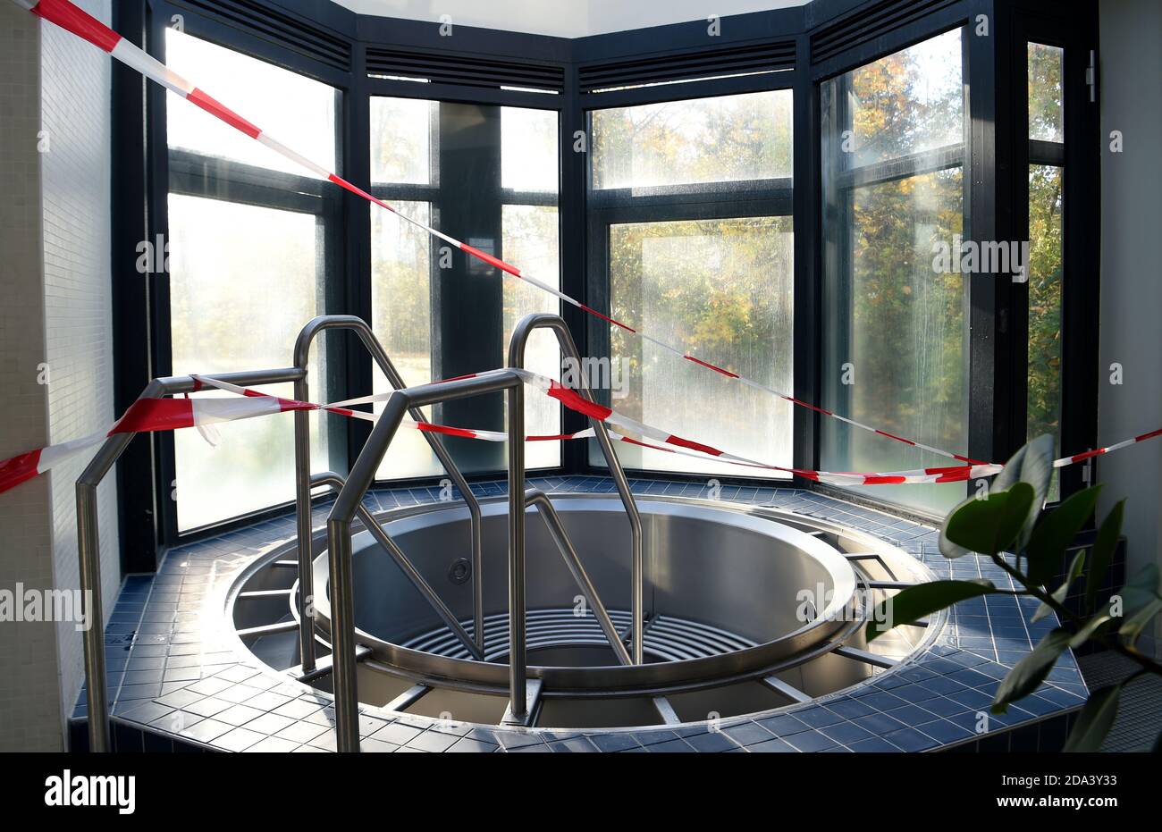Berlin, Germany. 05th Nov, 2020. Locked whirlpool in the city pool Lankwitz. The swimming pools are closed due to the lockdown. Credit: Kira Hofmann/dpa-Zentralbild/ZB/dpa/Alamy Live News Stock Photo