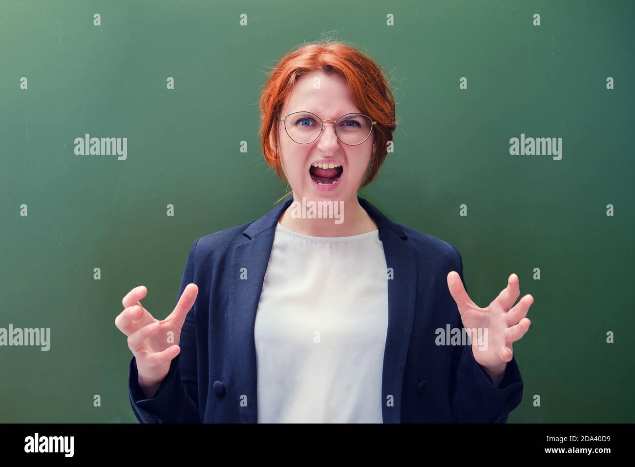 Angry school. Злая училка с табличкой 30 фото.