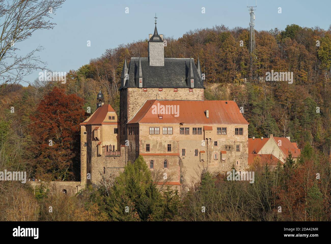 Kriebstein, Germany. 08th Nov, 2020. View of the castle Kriebstein, built in the 14th century from 1384 in the municipality of the same name Kriebstein in Saxony. Credit: Peter Endig/dpa-Zentralbild/ZB/dpa/Alamy Live News Stock Photo