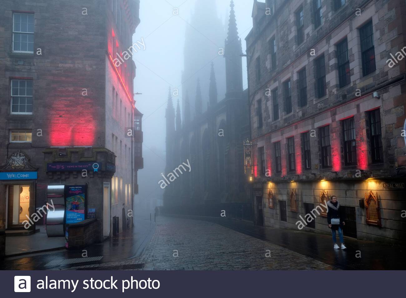 Edinburgh, Scotland, UK. 9th Nov 2020. Thick Afternoon fog persists in the city centre, seen here on the Royal Mile with very few visitors due to the Covid-19 coronavirus pandemic and Tier 3 lockdown. Credit: Craig Brown/Alamy Live News Stock Photo