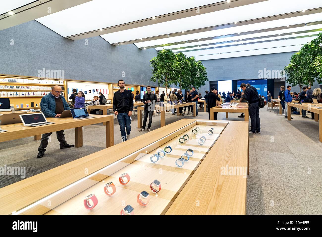 Apple store hi-res stock photography and images - Alamy