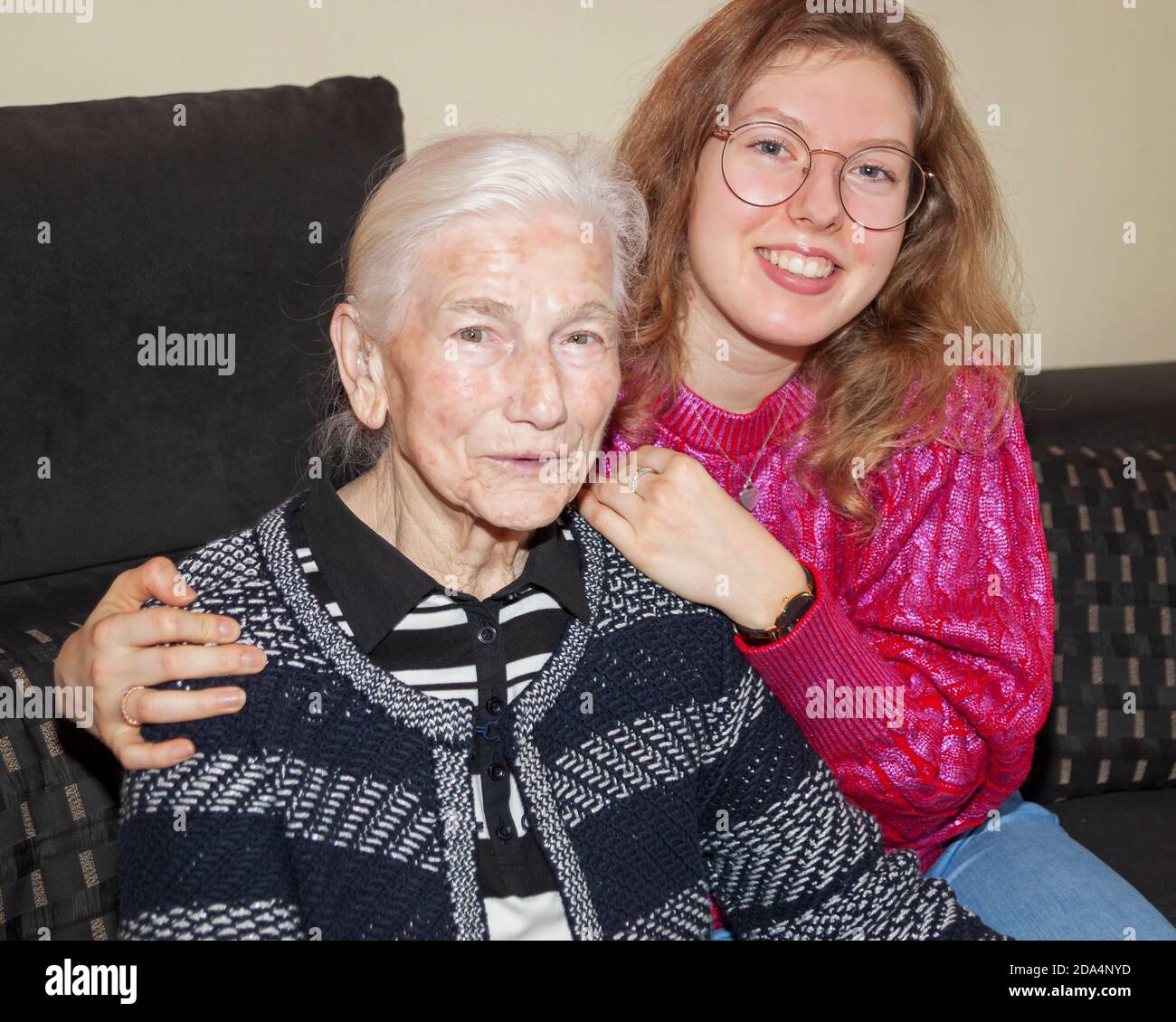 Oma gratuliert Marie zum 18. Geburtstag; Grandma celebrates 18. birthday with Marie, Familienfeier, family, celebration Stock Photo