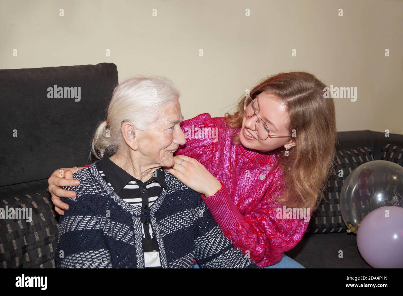 Oma gratuliert Marie zum 18. Geburtstag; Grandma celebrates 18. birthday with Marie, Familienfeier, family, celebration Stock Photo
