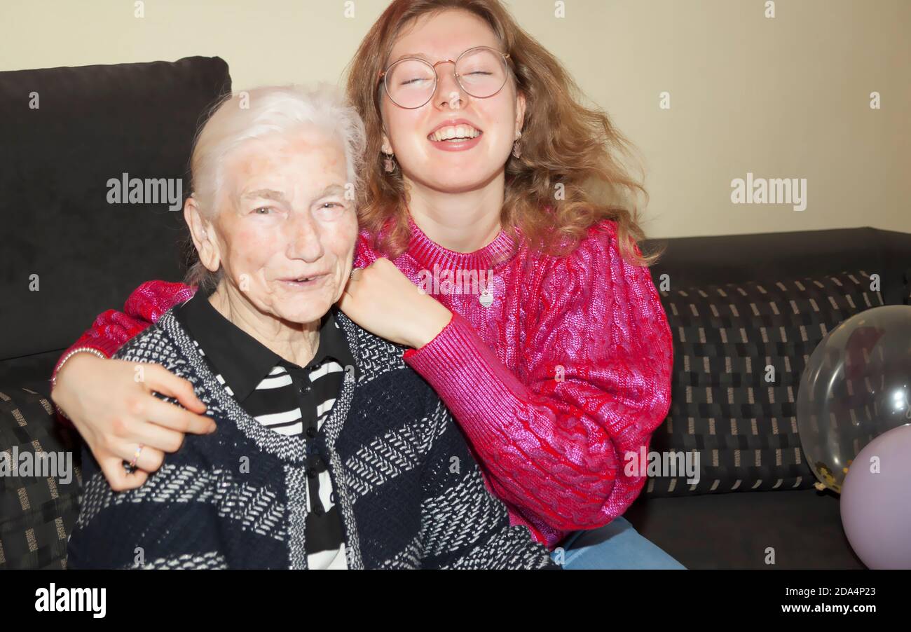 Oma gratuliert Marie zum 18. Geburtstag; Grandma celebrates 18. birthday with Marie, Familienfeier, family, celebration Stock Photo