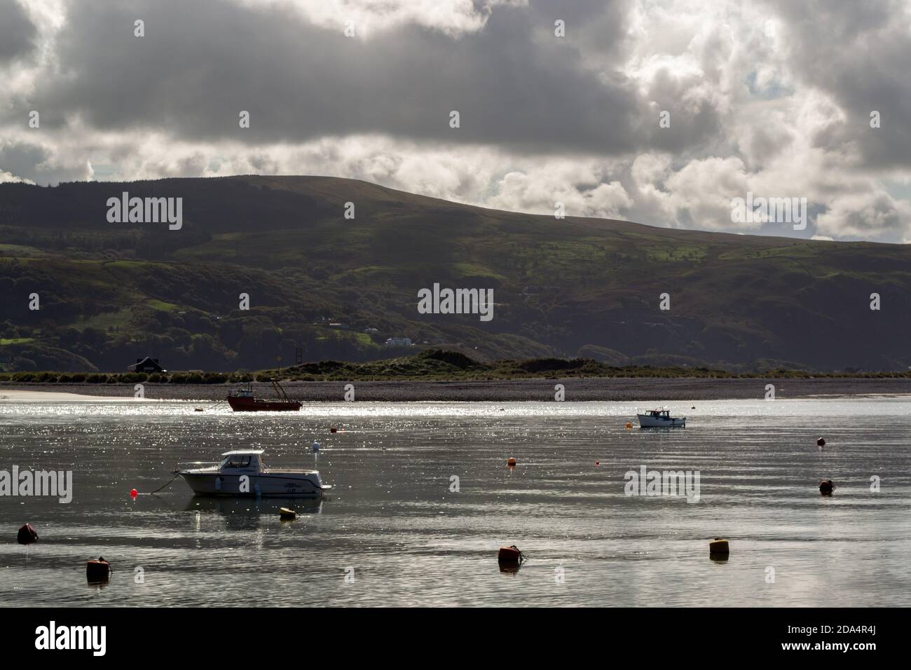 BARMOUTH, WALES - October 1st, 2020: boats in the Estuary of the river Mawddach,  Barmouth at high tide, Wales, County of Gwynedd on a cloudy autumn a Stock Photo