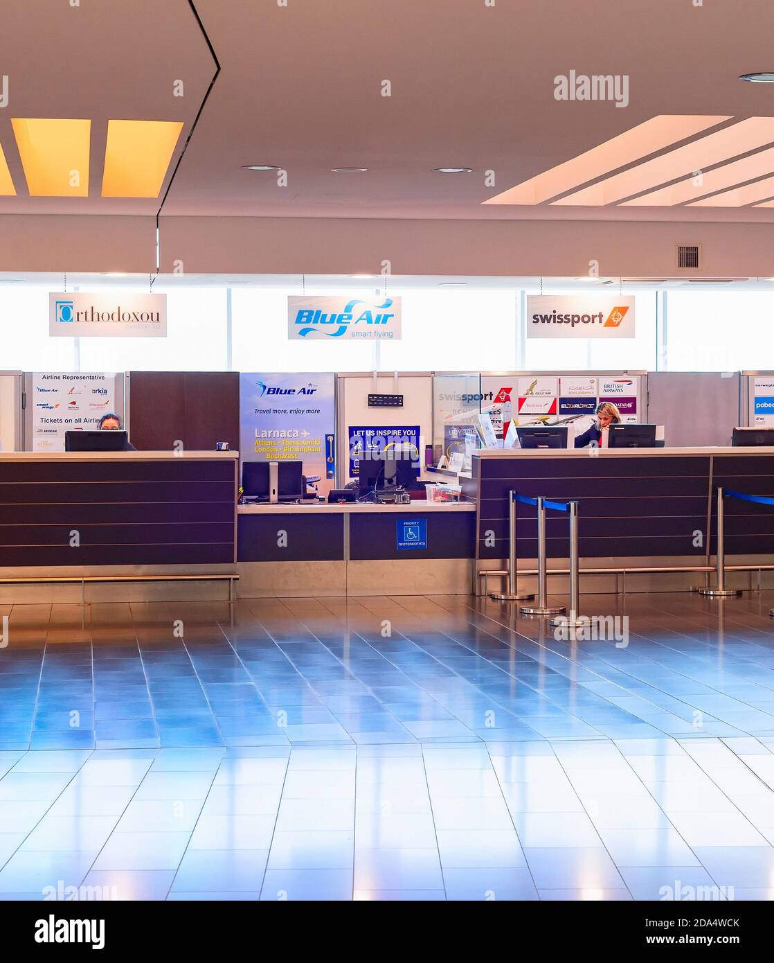 Reception desks hi-res stock photography and images - Alamy