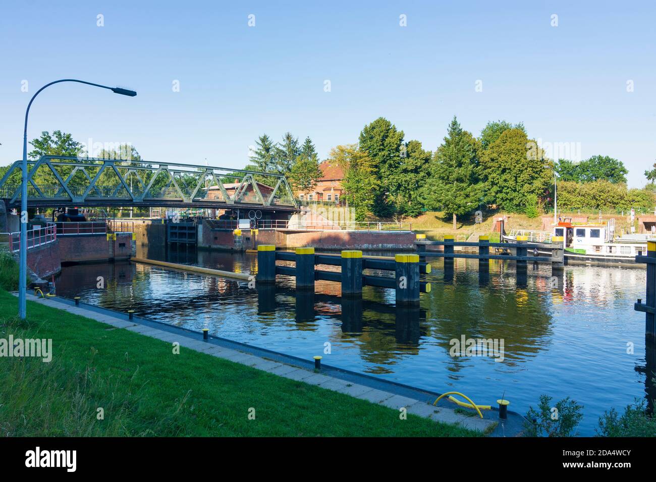 Witzeeze: lock Witzeeze in Elbe–Lübeck Canal, Herzogtum Lauenburg, Schleswig-Holstein, Germany Stock Photo