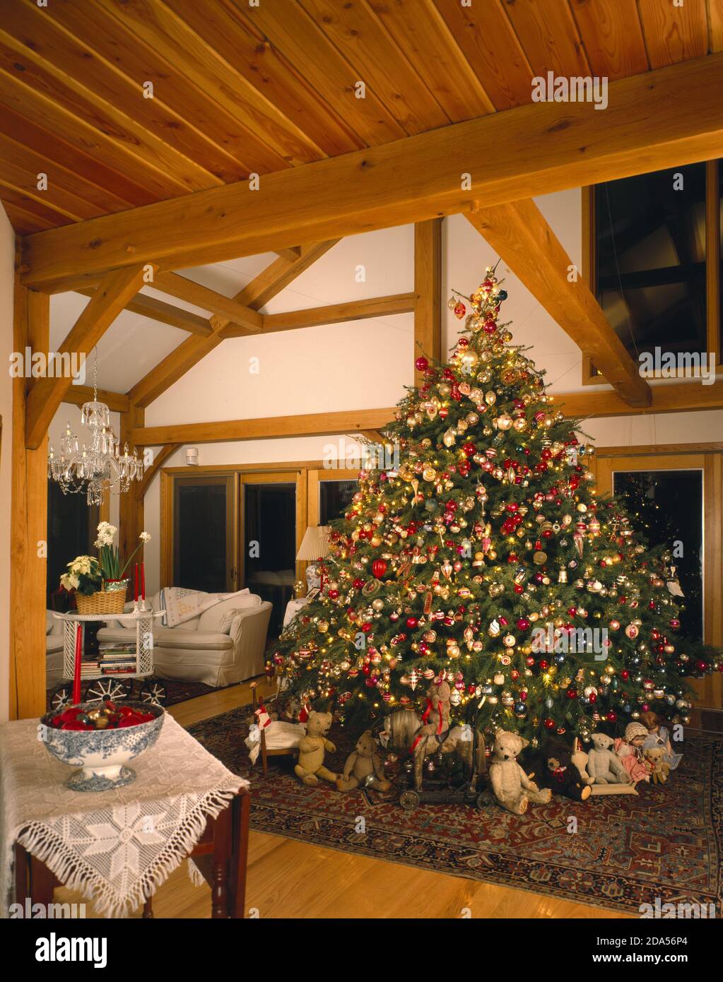 15' CHRISTMAS TREE WITH 1,500 ORNAMENTS [MOSTLY ANTIQUE] / PENNSYLVANIA Stock Photo