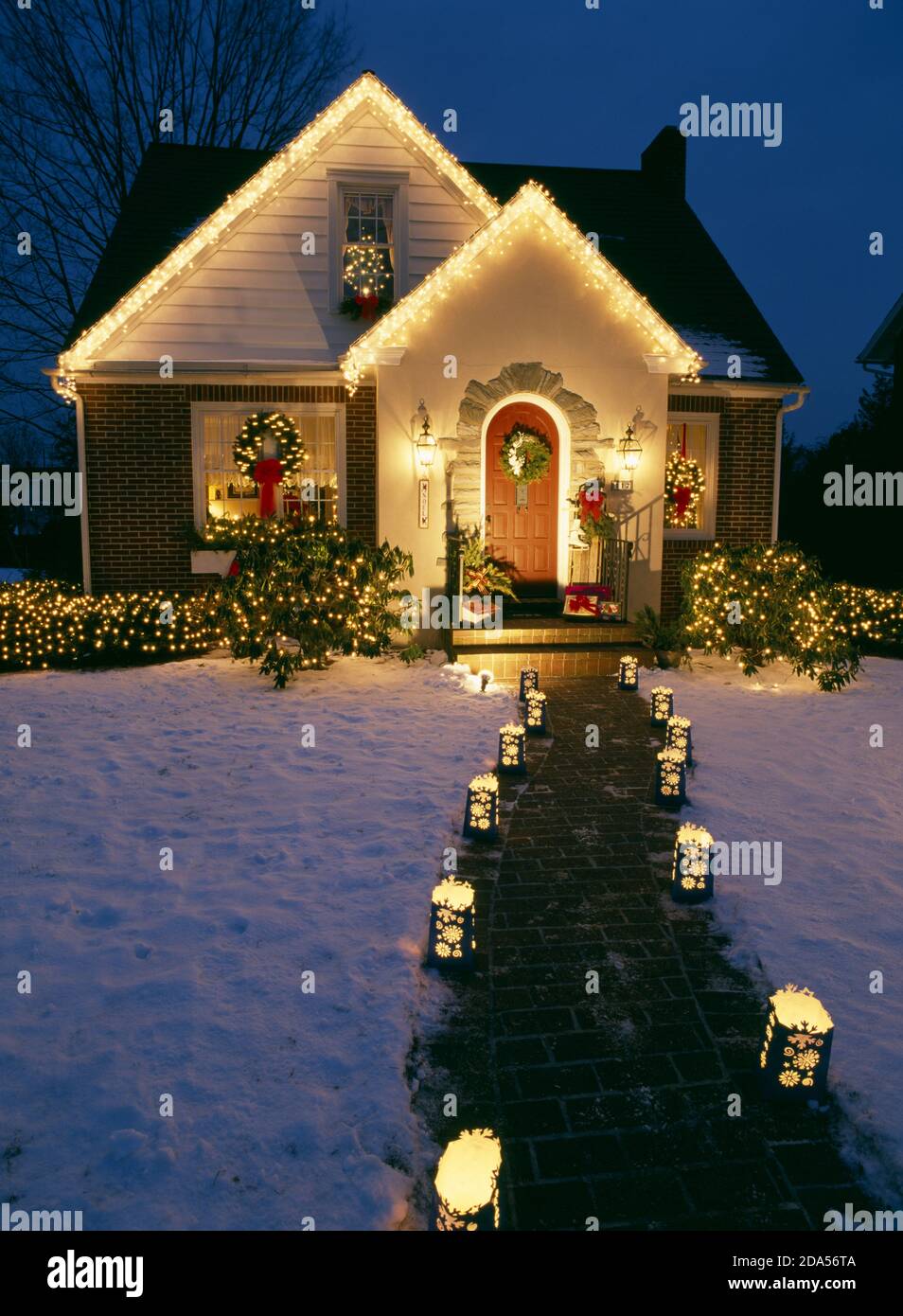 HOUSE BEAUTIFULLY ILLUMINATED WITH CHRISTMAS LIGHTS AND LUMINARIES  DECEMBER 2000 AKRON, PA Stock Photo