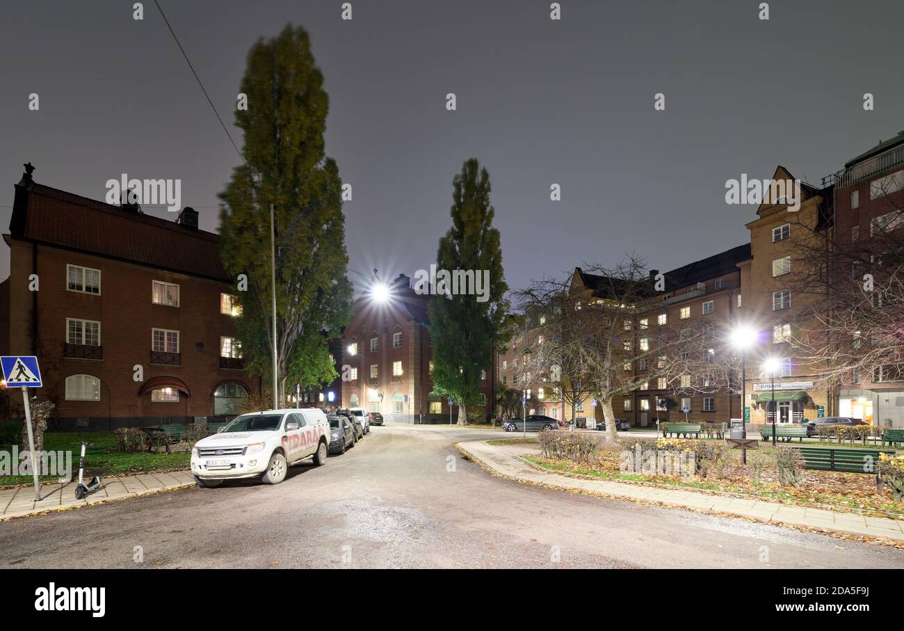 Part of the traffic circle between Västeråsgatan, Upplandsgatan and Dannemoragatan in Vasastaden, Stockholm, at night Stock Photo
