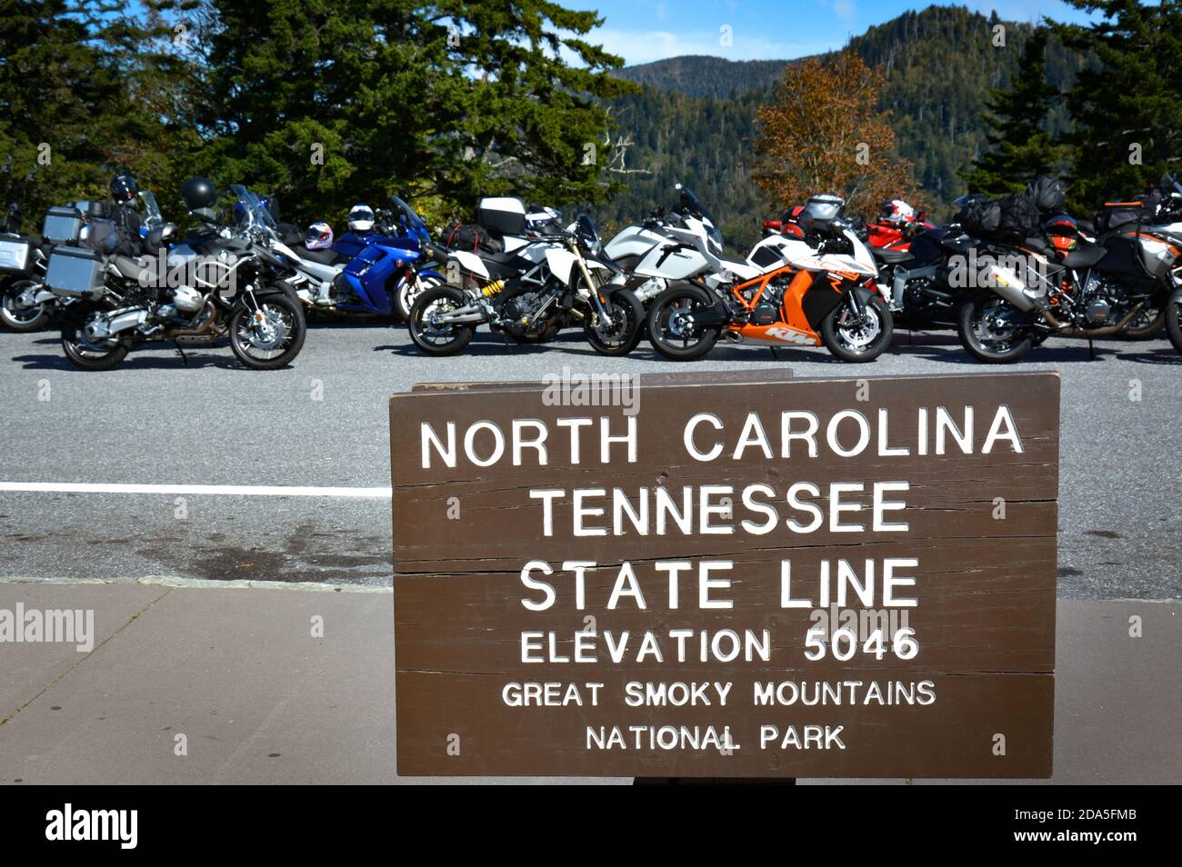 A National Park rustic wooden roadside sign marking the North Carolina and Tennessee State line in the Great Smoky Mountains at an elevation of 5046 f Stock Photo