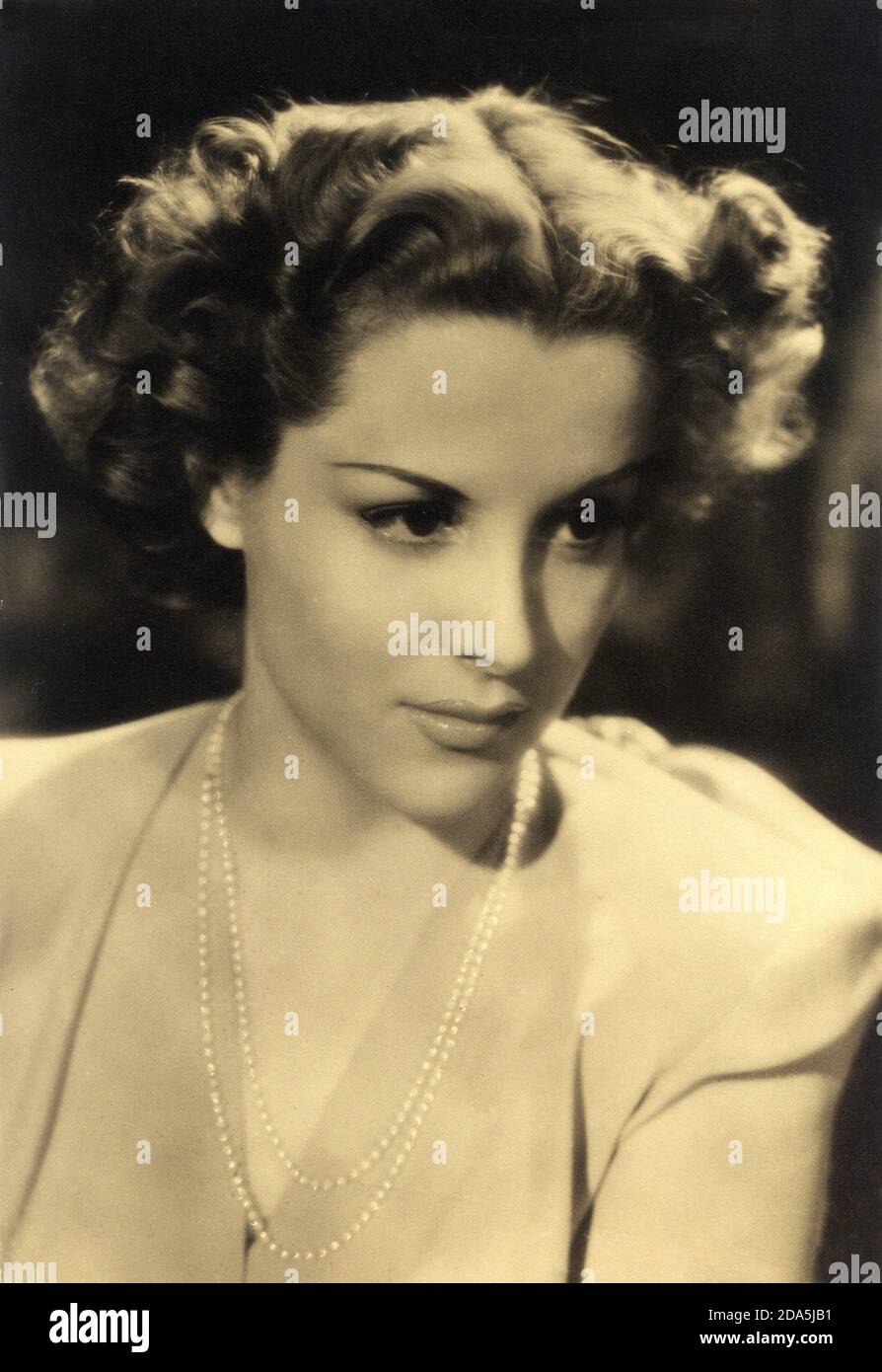 1930 c. , ITALY :  The hispano-italian movie actress  MARIA  MERCADER  ( 1918 - 2011  ) ,  mother of actor Christian De Sica and the music composer Manuel De Sica , wife of most celebrated italian movie director and actor VITTORIO  DE SICA - attrice - MOVIE - CINEMA - Telefoni Bianchi  - portrait - ritratto - collana - necklace - perle - pearls - perla - pearl - bijoux - bigiotteria - jewel - jewels - jewellery - gioiello - gioielli - bionda - capelli biondi - blonde  hair  ----  Archivio GBB Stock Photo