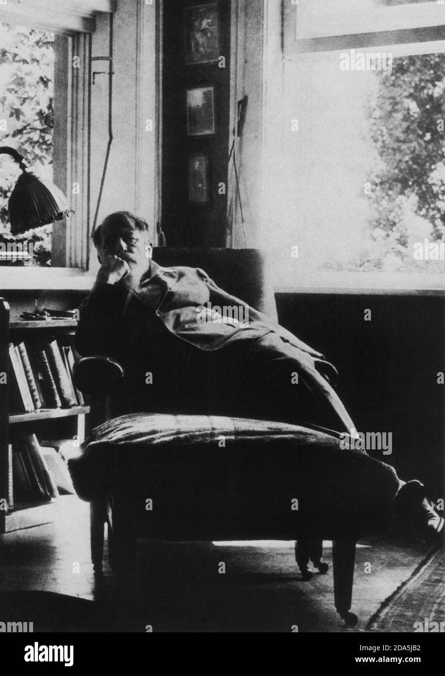 1931 , Wienn , Austria  : The austrian writer and dramatist  ARTHUR SCHNITZLER (  1862 - 1931 ) , friend of Sigmund Freud   - DRAMMATURGO - play-writer - playwriter - play writer - SCRITTORE - THEATER - TEATRO - LETTERATURA - LETTERATO - LITERATURE - barba  - beard -   divano - couch - sofà ----  Archivio GBB Stock Photo