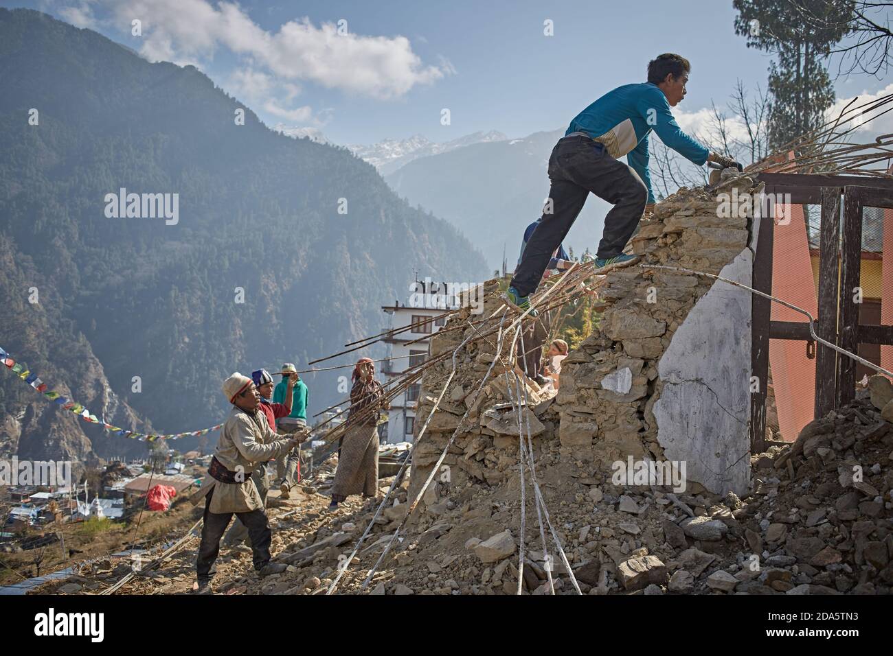 Nepal earthquake 2015 mountain hi-res stock photography and images - Alamy
