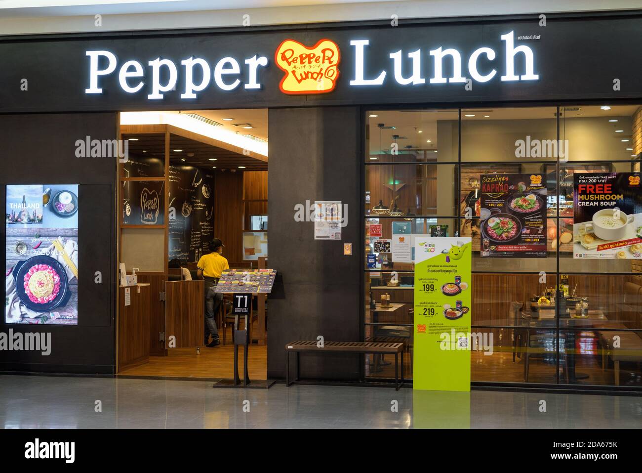 BANGKOK, THAILAND - NOVEMBER 10, 2020 - Pepper Lunch Japanese restaurant inside shopping mall at Bangkok Thailand Stock Photo