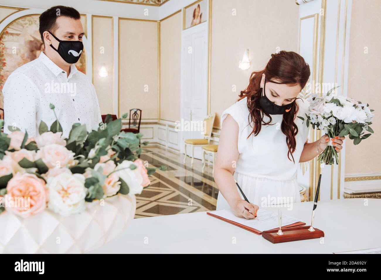 Wedding during coronavirus hi-res stock photography and images - Page 3 -  Alamy, image size:1300x957