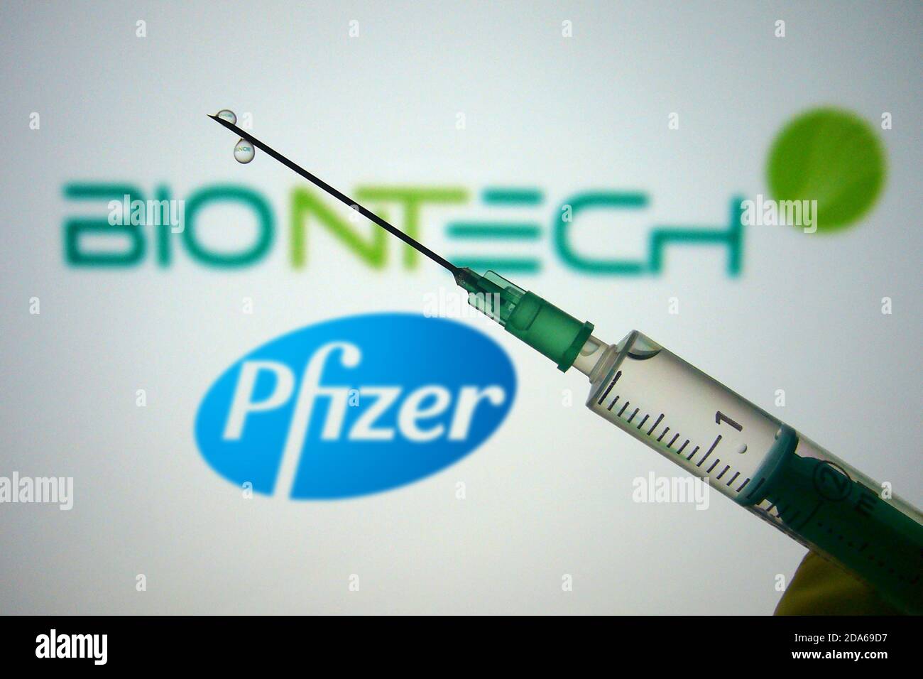Hair, Deutschland. 10th Nov, 2020. Topic picture, symbol photo: Corona vaccine. Pfizer and BioNTech announce successful first interim analysis of their COVID-19 vaccine candidate in ongoing Phase 3 study. Disposable syringe with vaccine for injection with a needle. BIONTECH biotechnology company. | usage worldwide Credit: dpa/Alamy Live News Stock Photo