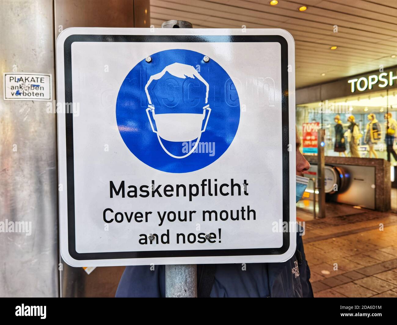 Munich, Bavaria, Germany. 10th Nov, 2020. A so-called ''Pimmelnase''  (''dicknose'') behind a mask requirement sign in Munich, Germany. Despite  the requirement and infrequent and inadequate police patrols in the area,  at least