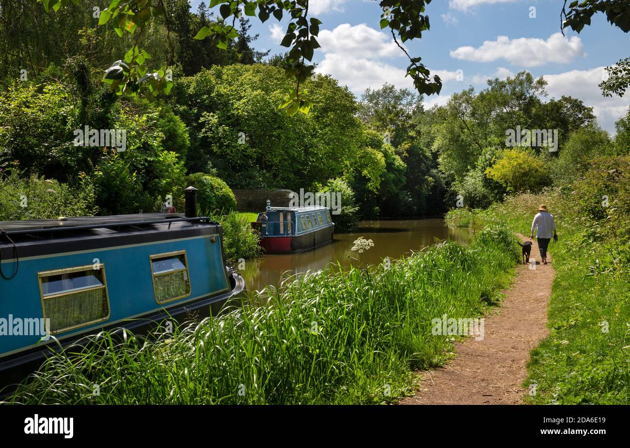 Towpath and Oxford canal and Narrow boats at Lower Heyford,Oxfordshire,England Stock Photo