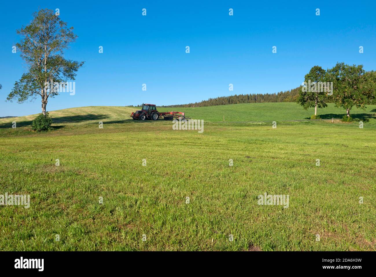 Tracteur agricole Banque de photographies et d'images à haute résolution -  Alamy
