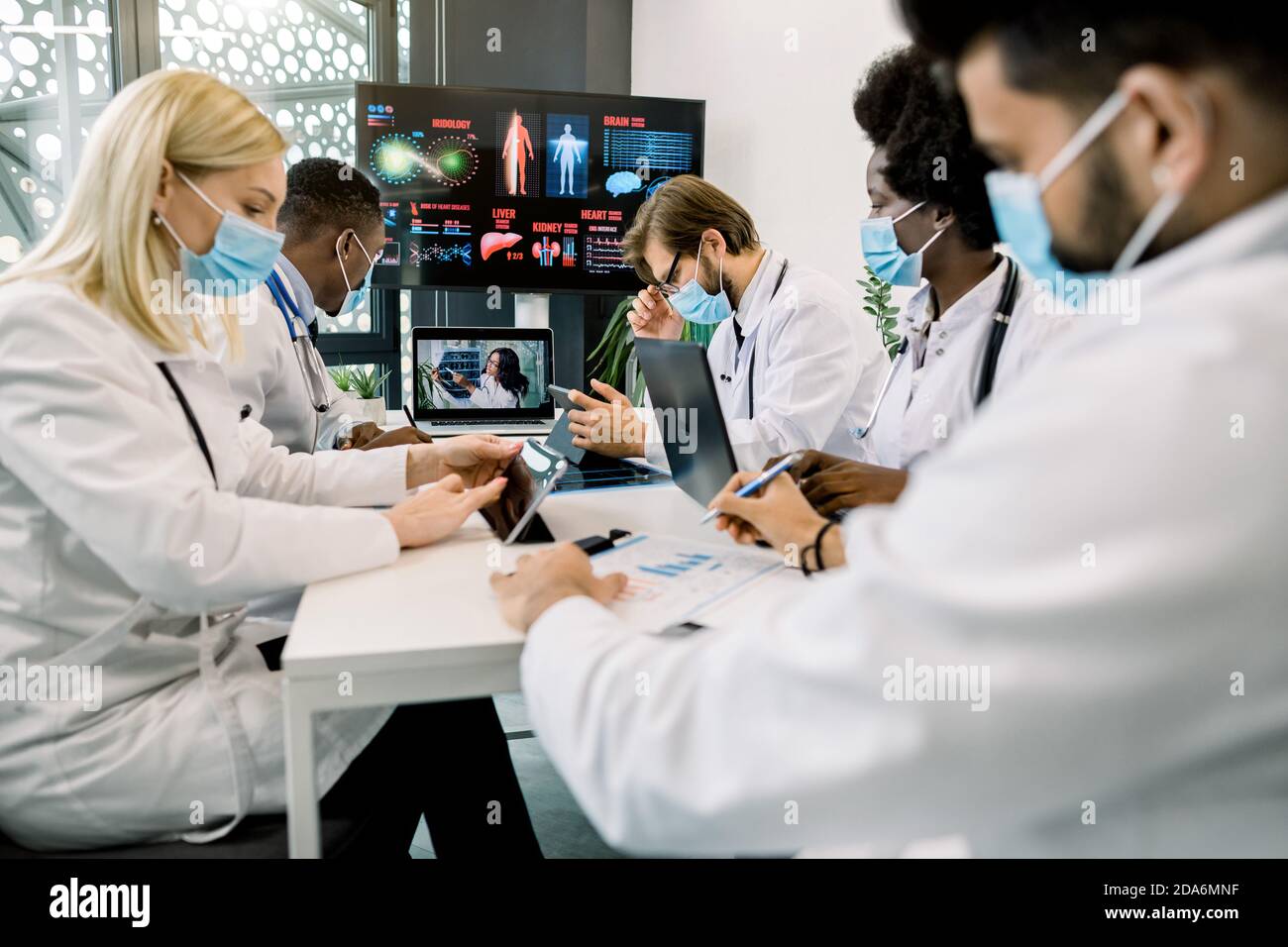 Team medical staff during video hi-res stock photography and images - Alamy