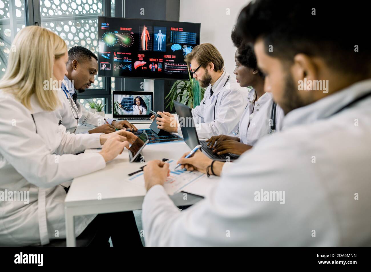 Team medical staff during video hi-res stock photography and images - Alamy