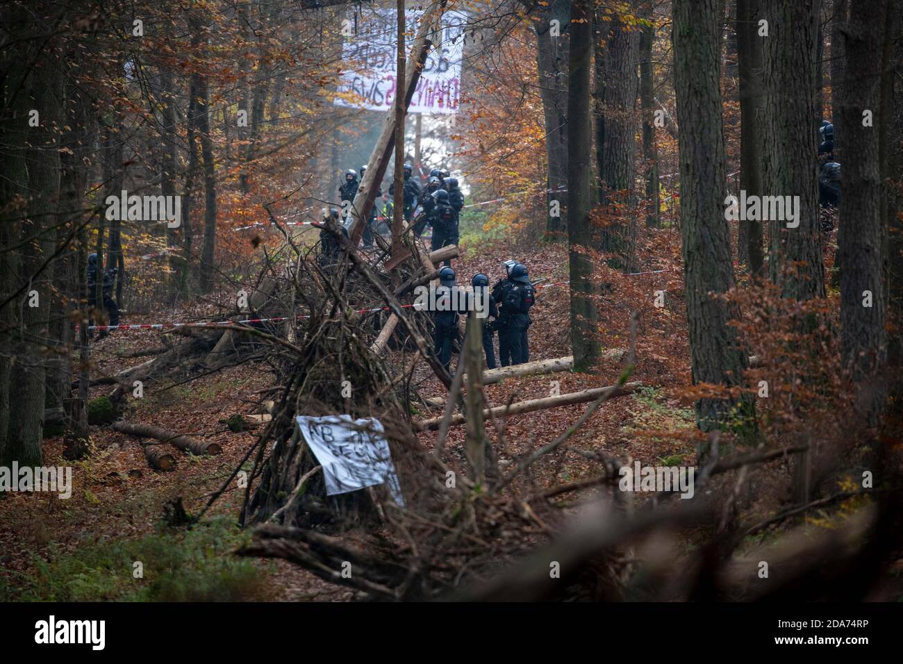 Niederklein, Germany. 10th Nov, 2020. Police officers clear the Dannenröder Forst. Activists are protesting against the planned clearing work for the further construction of the Autobahn 49 and are barricading themselves in tree houses and tripods. Credit: Helmut Fricke/dpa/Alamy Live News Stock Photo