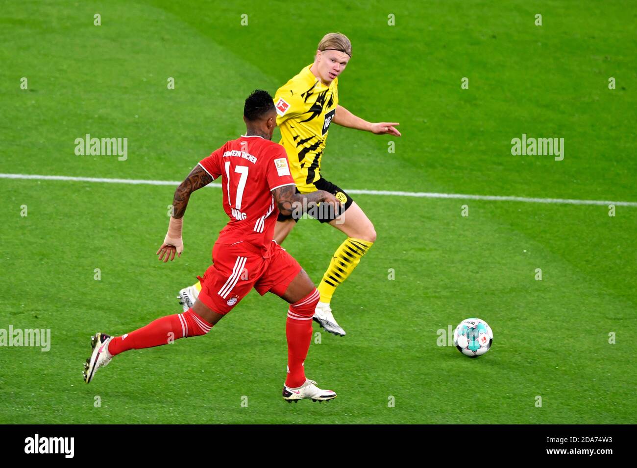 left to right Jerome BOATENG (M) and Erling HAALAND (DO), action, duels, soccer 1st Bundesliga, 7th matchday, Borussia Dortmund (DO) - FC Bayern Munich (M) 2: 3, on November 7th, 2020 in Dortmund / Germany. | usage worldwide Stock Photo