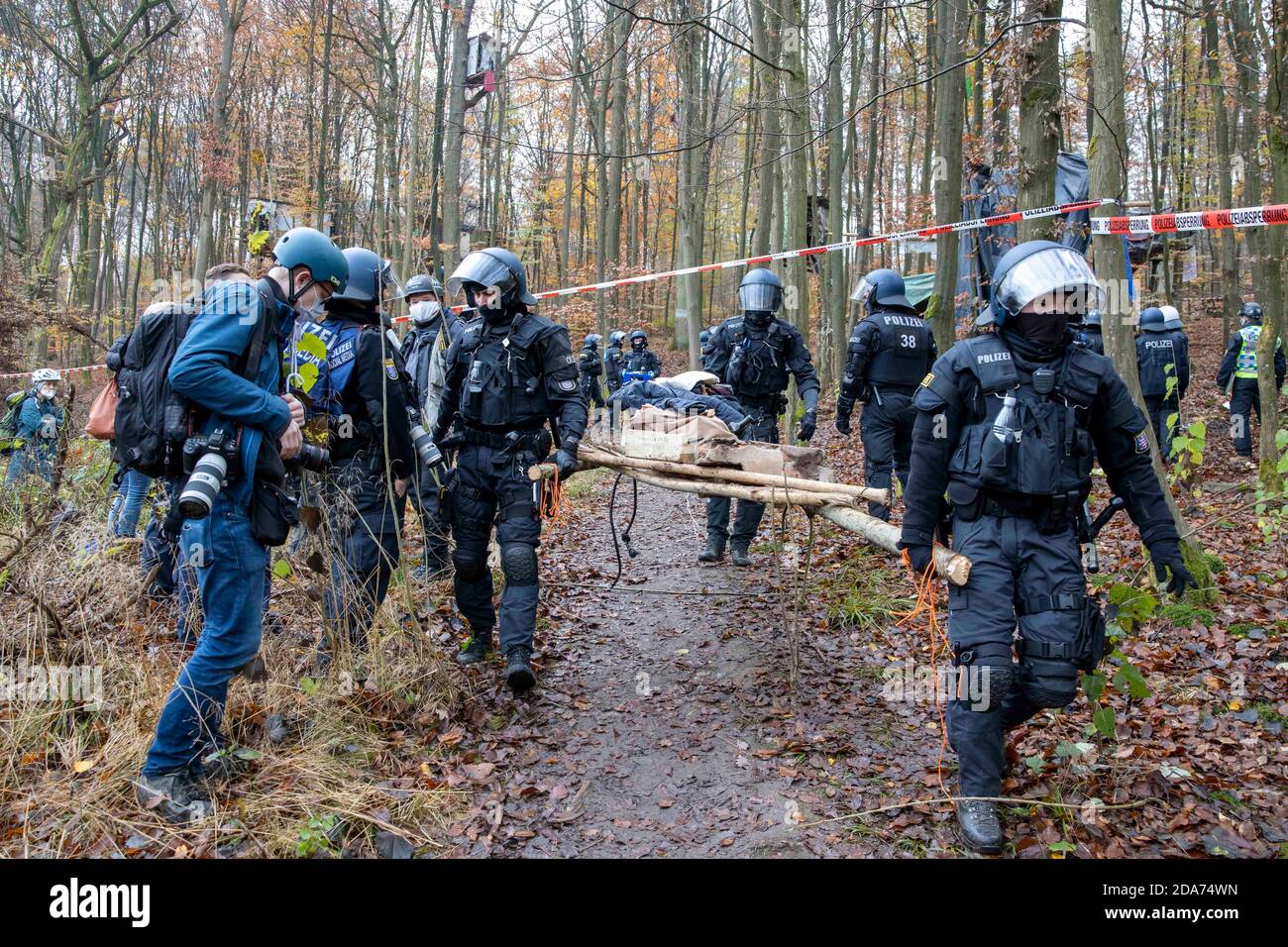 Niederklein, Germany. 10th Nov, 2020. Police officers clear the Dannenröder Forst. Activists are protesting against the planned clearing work for the further construction of the Autobahn 49 and are barricading themselves in tree houses and tripods. Credit: Helmut Fricke/dpa/Alamy Live News Stock Photo