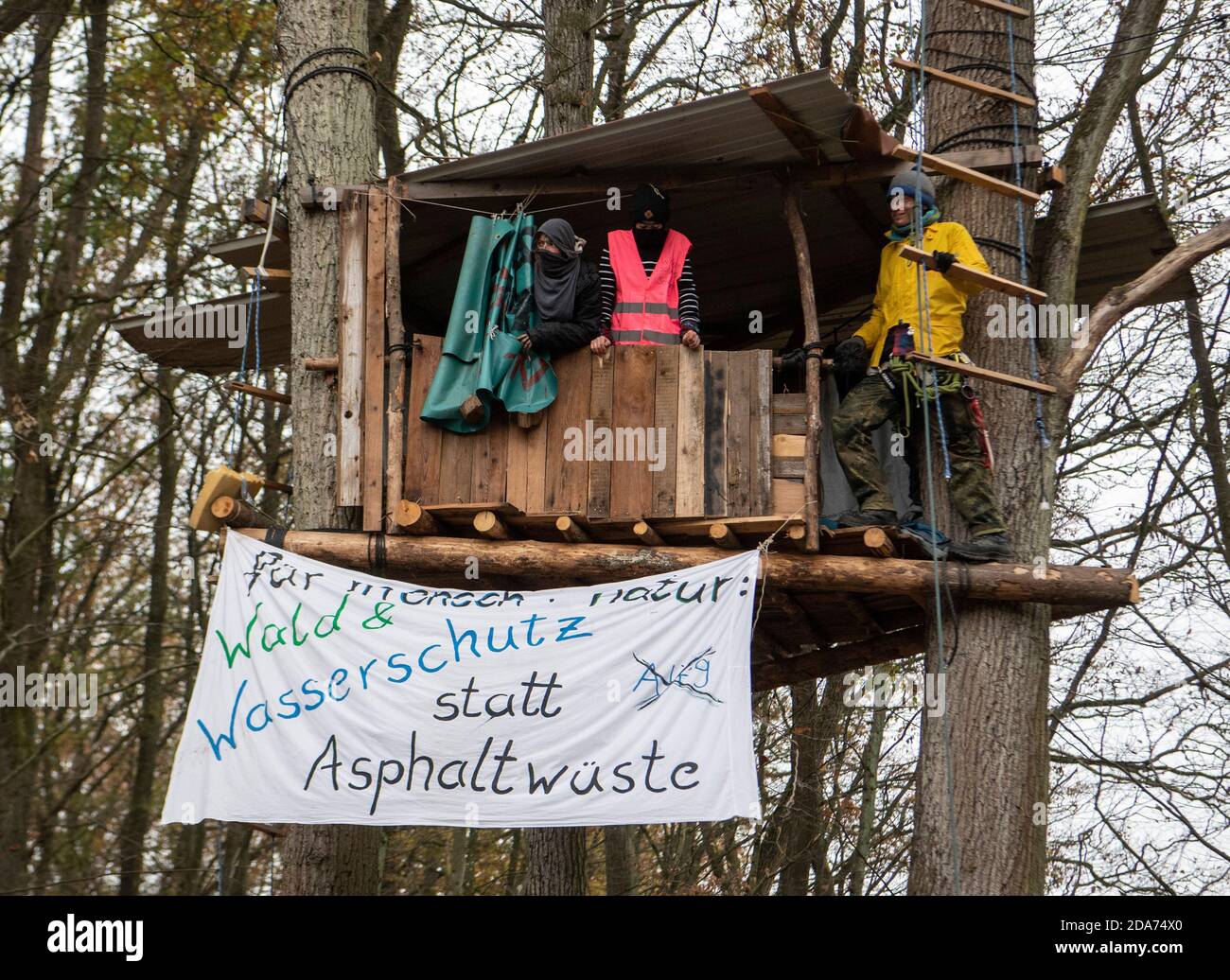Niederklein, Germany. 10th Nov, 2020. Activists are barricading themselves in a tree house and protesting against planned clearing work for the continued construction of the Autobahn 49, while police officers are busy clearing the various barriers. Credit: Helmut Fricke/dpa/Alamy Live News Stock Photo