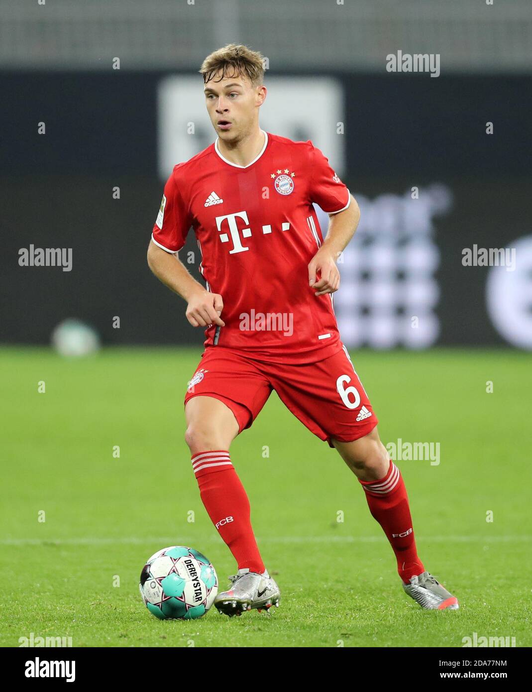 Joshua KIMMICH (M), individual action with ball, action, football 1.  Bundesliga, 7th matchday, Borussia Dortmund (DO) - FC Bayern Munich (M) 2:  3, on November 7th, 2020 in Dortmund / Germany. Photo: