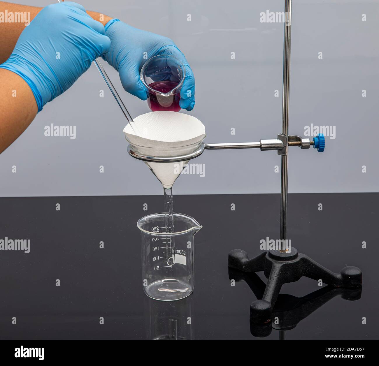 Фильтрованием растворов выпариванием растворов в пробирках. Фильтрование поваренной соли. Фильтрование способы фильтрования. Химия 8 класс рис 10 фильтрование. Фильтрование в химии.