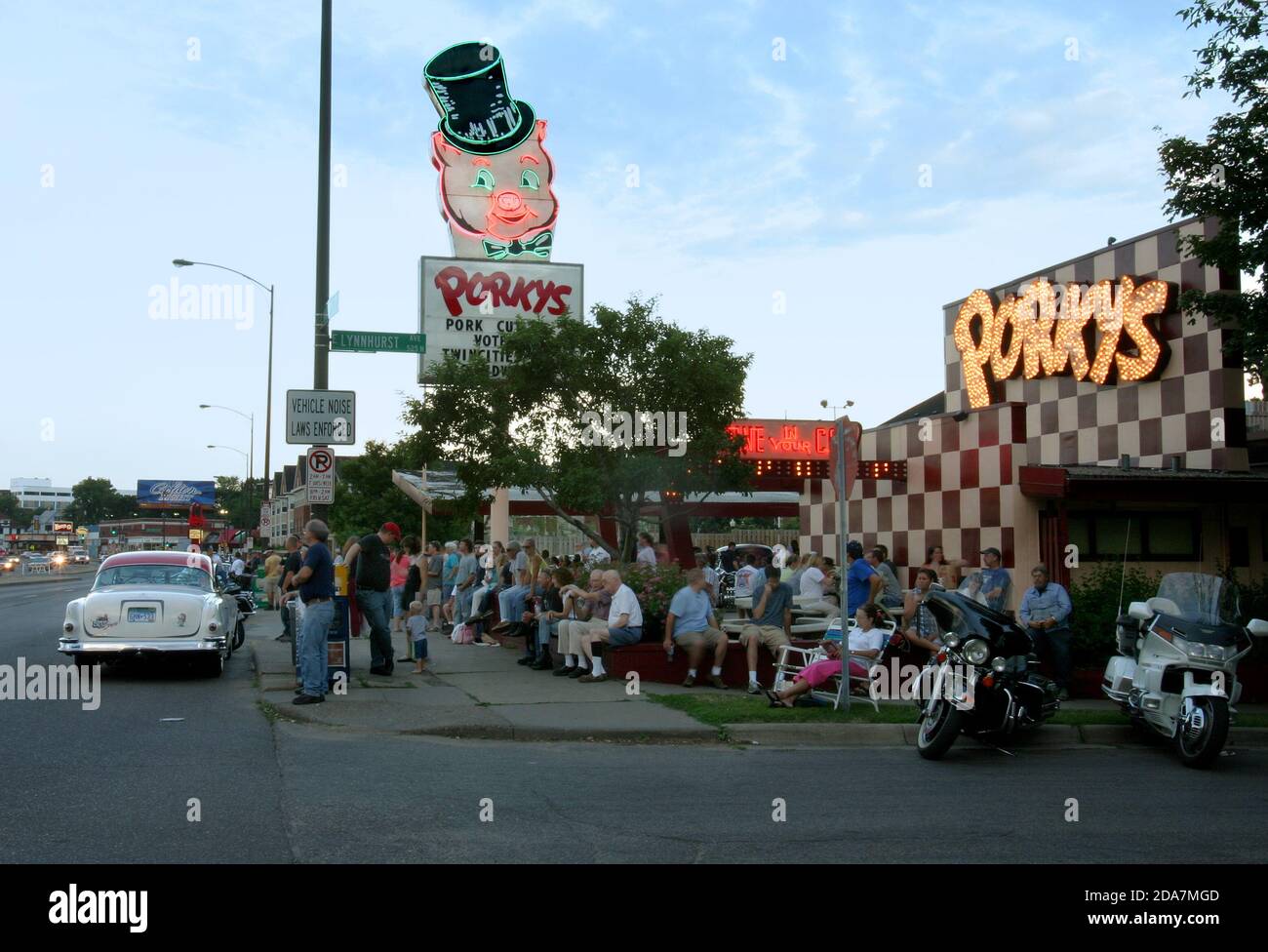 Porkys drive-in restaurant with a neon sign of a pig in a top hat on University Avenue in Saint Paul, Minnesota. Stock Photo