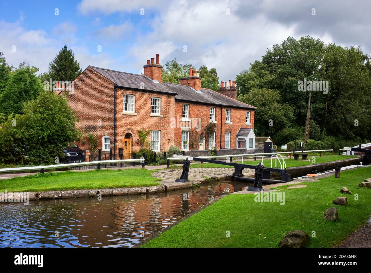 Lockside cottages on the Trent and Mersey canal at Fradley Junction Stock Photo