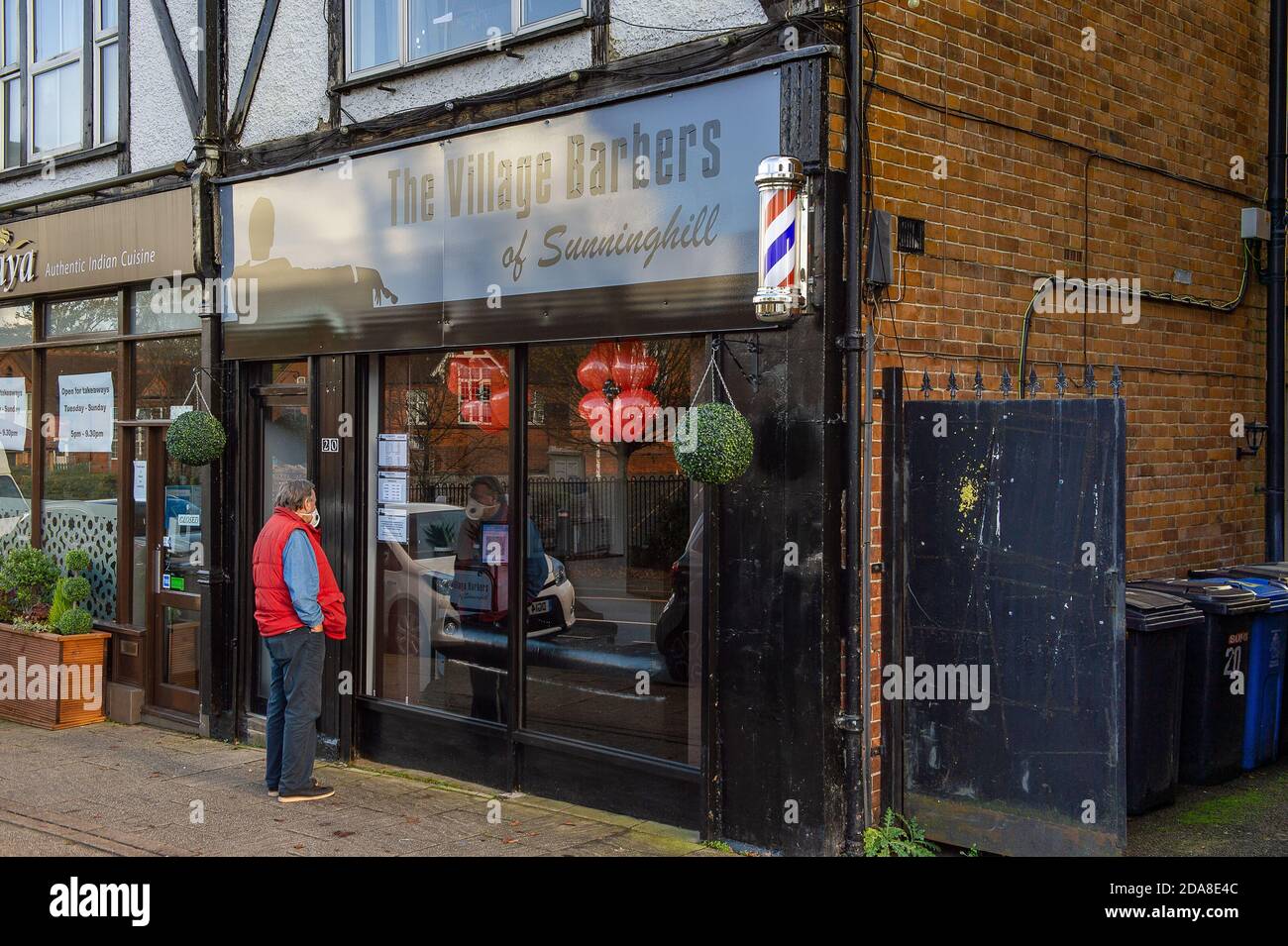 Sunninghill, Berkshire, UK. 10th November, 2020. A man looks at the