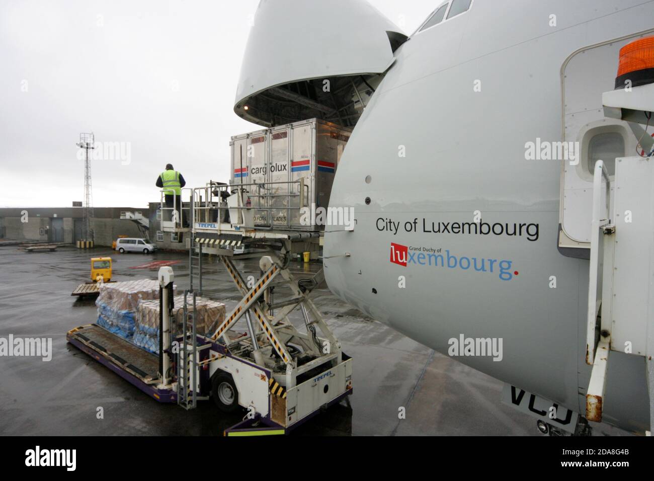 Glasgow Prestwick Airport, Ayrshire, Scotland, UK. Boeing 747/8f Cargolux maiden flight City of Luxemburg lands at Glasgow Prestwick Airport with GE Caledonian Apprentices and managers watching and inspecting the aircraft and it operation on the apron, Unloading the aircraft from the raised nose cone Stock Photo