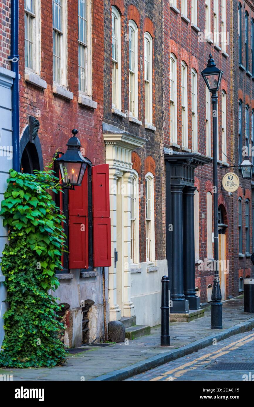 Preserved Huguenot house Spitalfield London - Dennis Severs House at 18 Folgate Street in East London, where families of silk weavers lived from 1724. Stock Photo
