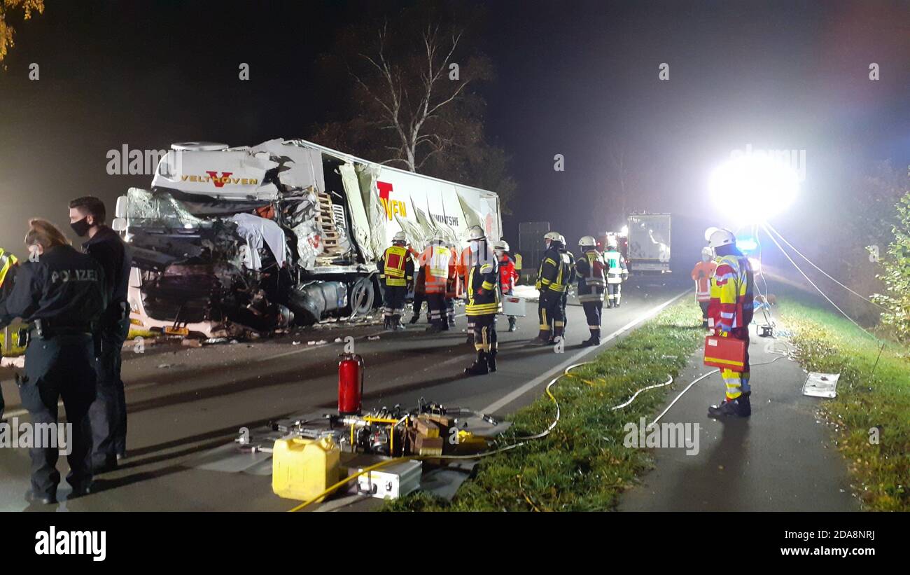 Bruchhausen Vilsen, Germany. 10th Nov, 2020. After an accident, police and  firefighters are standing by a badly damaged truck on Tuesday evening on  the federal road B6. One of the drivers was