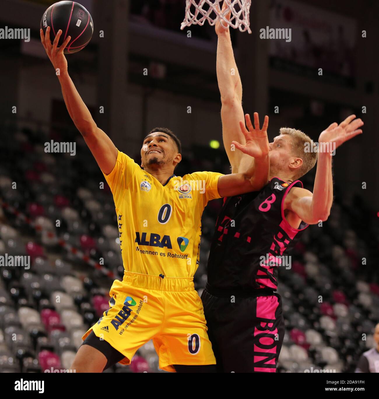 Bonn, Germany. 10th Nov, 2020. Telekom Dome, Basketball, MagentaSport BBL  Pokal, Telekom Baskets Bonn vs Alba Berlin: Maodo Lo (Alba), Benjamin  Lischka (Bonn) Credit: Juergen Schwarz/Alamy Live News Stock Photo - Alamy