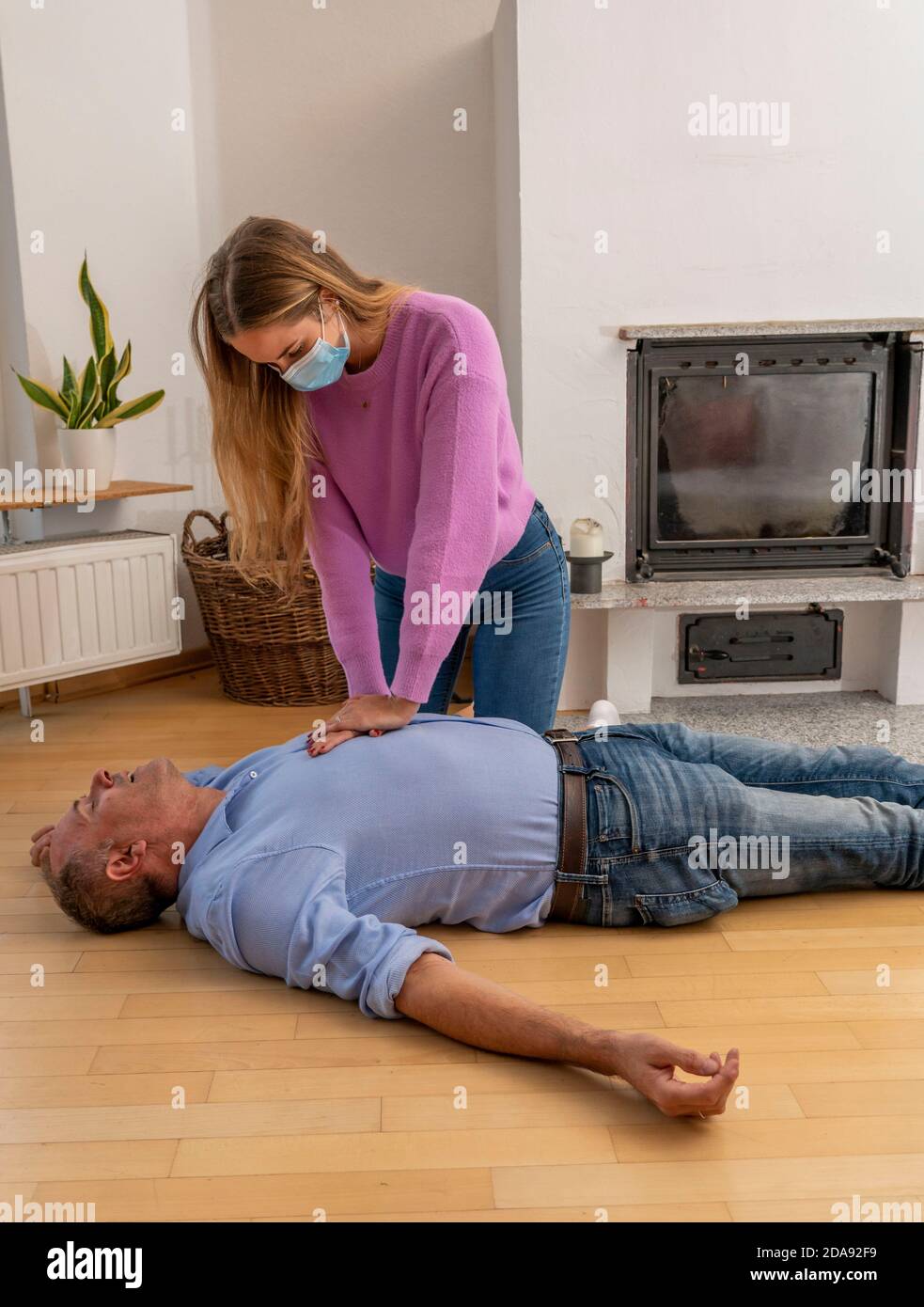 First aid measures under corona conditions, resuscitation, resuscitation, cardiac pressure massage with mouth-and-nose mask, for first aiders, symboli Stock Photo