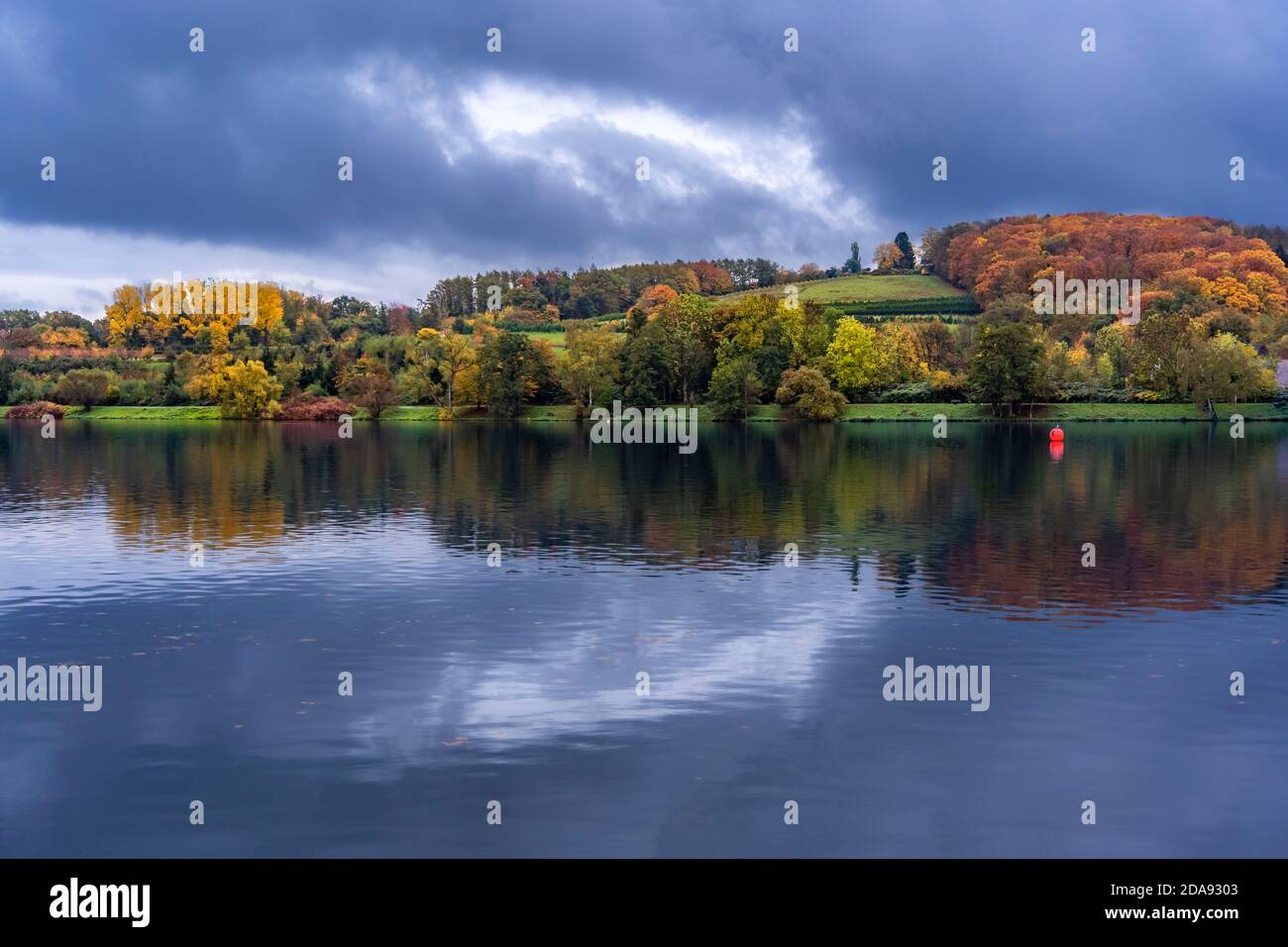 Der Baldeneysee, bei regnerischem Herbstwetter, ein Stausee der Ruhr, östliches Ufer, Stadtteil Fischlaken, in Essen, NRW, Deutschland Stock Photo