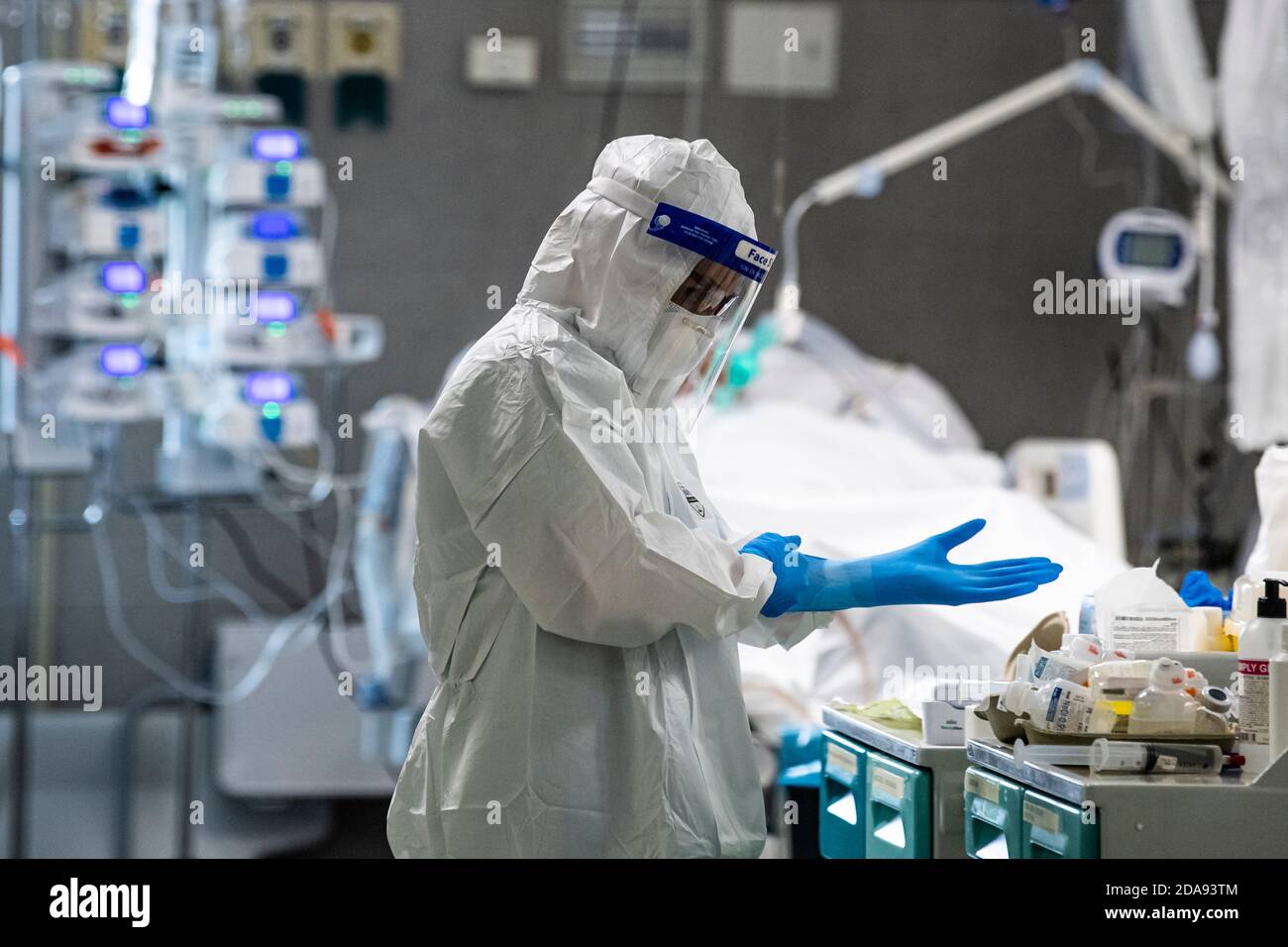 Full ppe nurse hi-res stock photography and images - Alamy