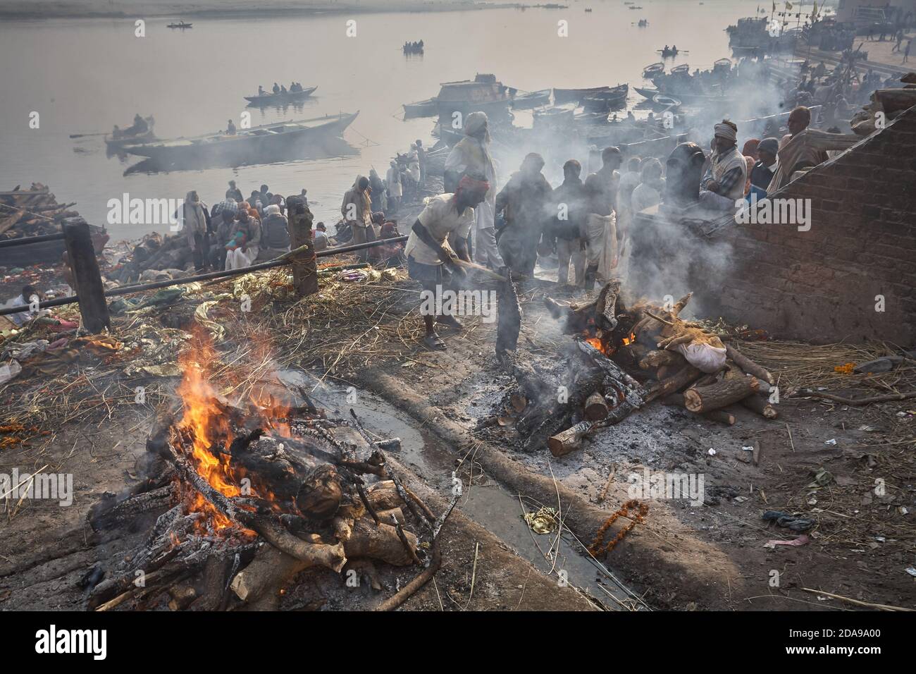 Varanasi, India, January 2008. Cremation ceremony in Manikarnika, the main burning ghat in the city. Stock Photo