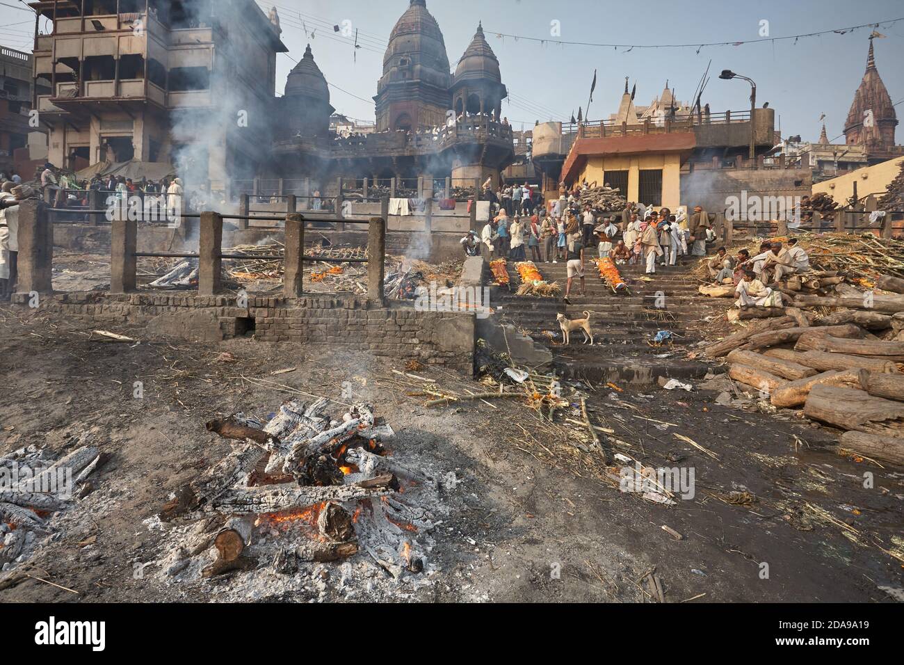 Varanasi, India, January 2008. Cremation ceremony in Manikarnika, the main burning ghat in the city. Stock Photo