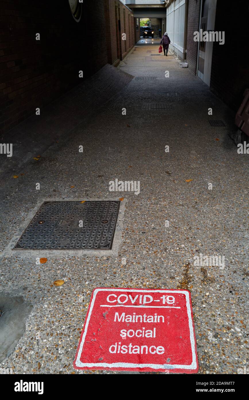 'Maintain social distance' sign on the pavement at Cambridge, England, during the coronavirus pandemic, November 2020. Stock Photo