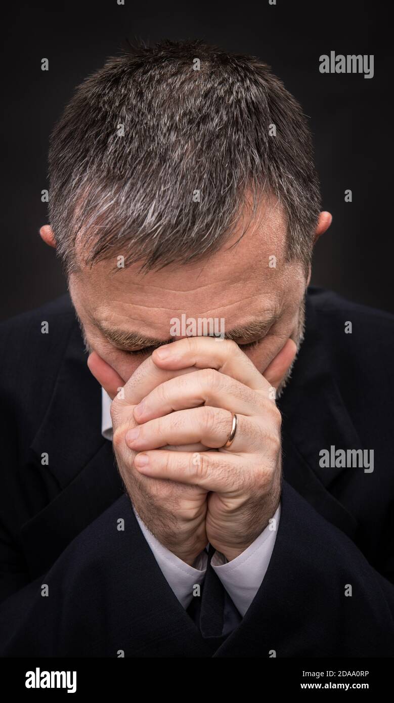 Pain. Elderly man covers his face with hand Stock Photo - Alamy