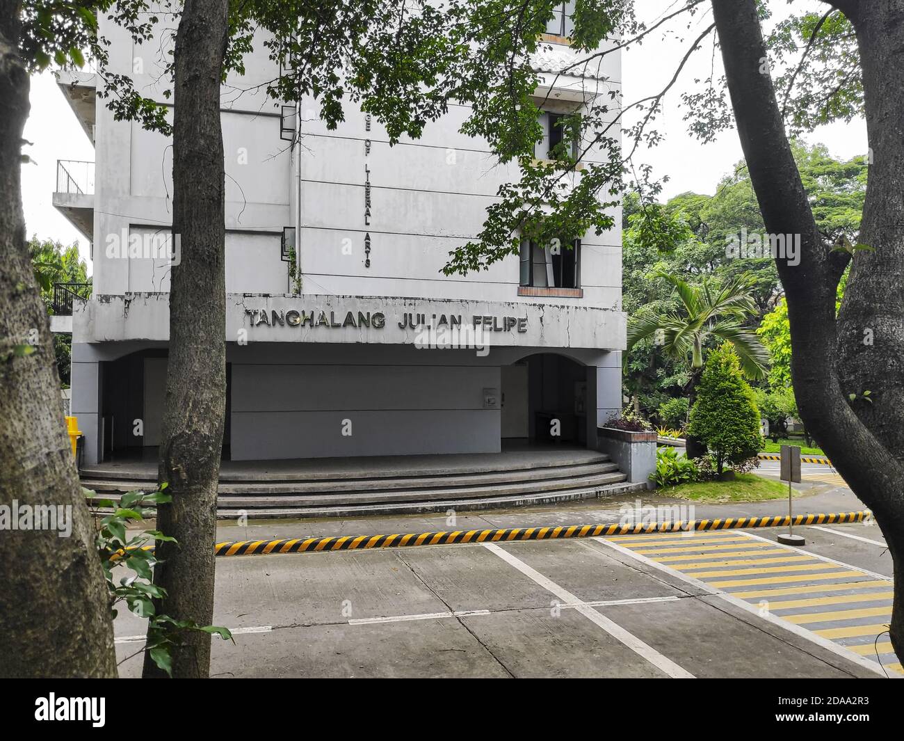 DASMARIñAS CITY, PHILIPPINES - Nov 07, 2020: DASMARINAS CITY, CAVITE/PHILIPPINES - NOVEMBER 7, 2020: Deserted school grounds and buildings in De Lasal Stock Photo