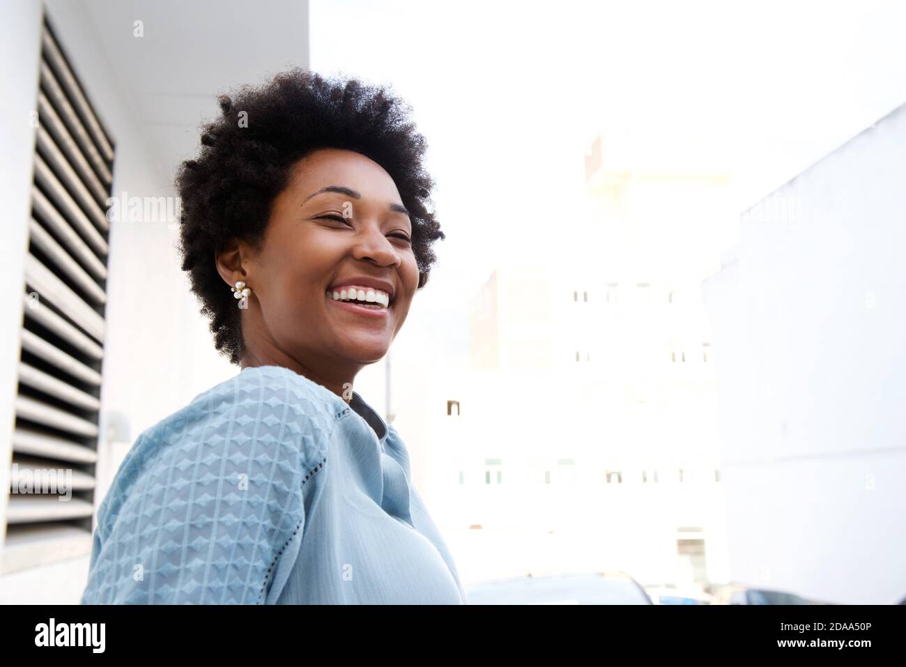 Young black woman standing outdoors hi-res stock photography and images ...