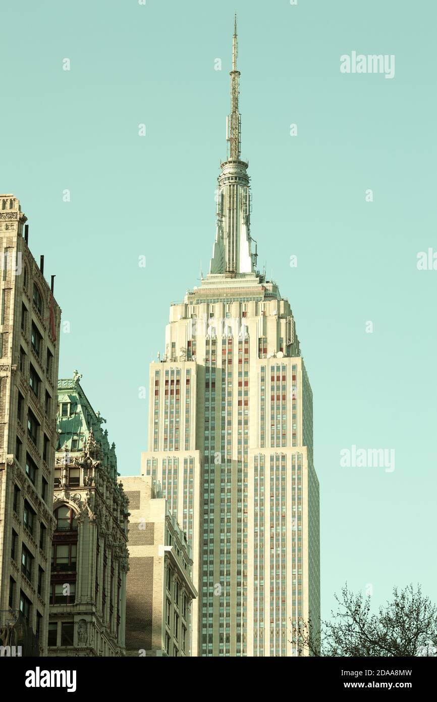 The empire state building in midtown manhattan new york city hi-res ...
